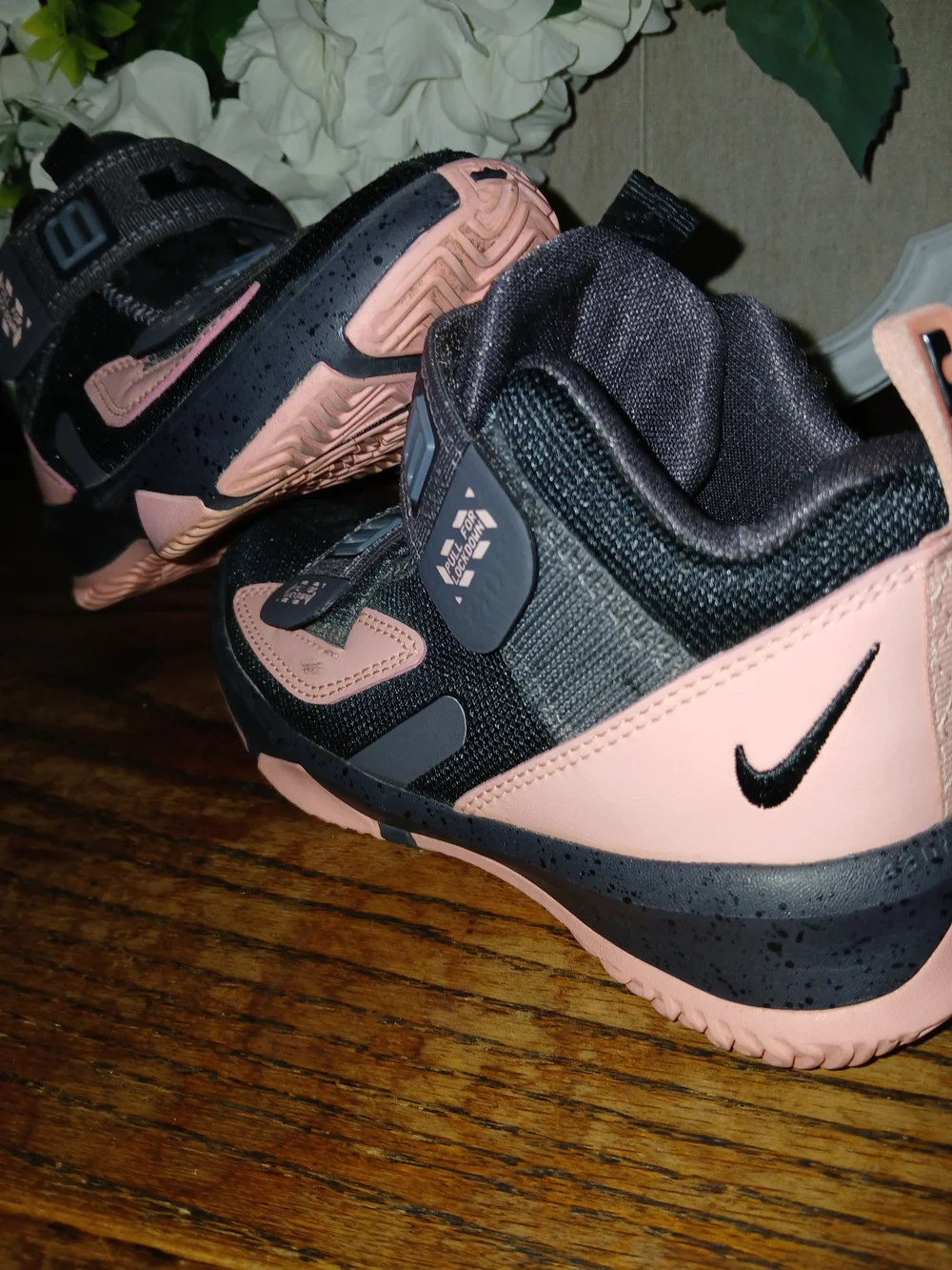 Nike--LEBRON JAMES Soldier 13 Midnight Black Bleached Coral